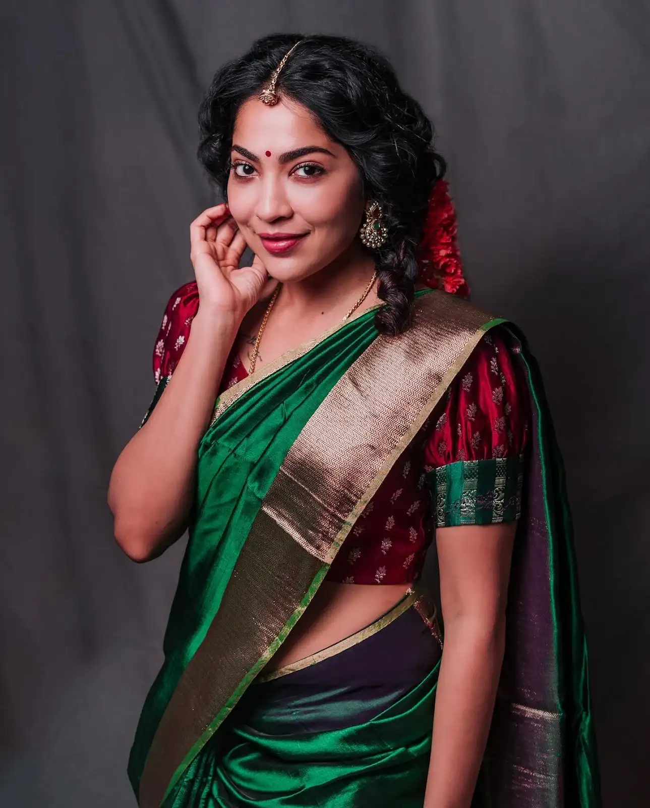 INDIAN TV ANCHOR RAMYA SUBRAMANIAN IN TRADITIONAL GREEN SAREE